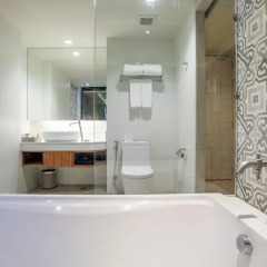 Отель U Zenmaya Phuket 4* Улучшенный номер с двуспальной кроватью фото 4