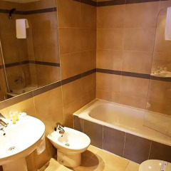 Отель Apartamentos Esmeralda Suites ванная
