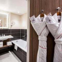 Отель Crowne Plaza Lyon - Cite Internationale Франция, Лион - 1 отзыв об отеле, цены и фото номеров - забронировать отель Crowne Plaza Lyon - Cite Internationale онлайн ванная фото 2