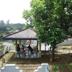 Отель Mountains Edge Holiday Inn & Family Bungalow