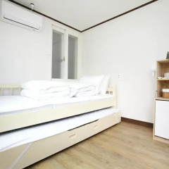 Отель Shinchon Hongdae Guesthouse 2* Стандартный номер с 2 отдельными кроватями фото 3