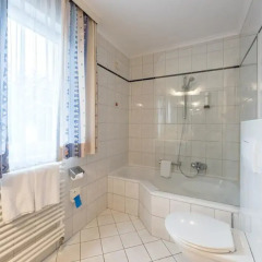 Отель Austria Classic Hotel Hölle Австрия, Зальцбург - отзывы, цены и фото номеров - забронировать отель Austria Classic Hotel Hölle онлайн ванная фото 2