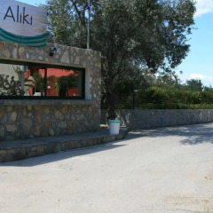 Отель Aliki Beach Hotel Греция, Галатас - отзывы, цены и фото номеров - забронировать отель Aliki Beach Hotel онлайн парковка