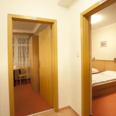 Отель Extol Inn 4* Номер с общей ванной комнатой фото 2
