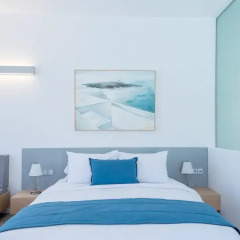 Отель Alti Santorini Suites Люкс с различными типами кроватей фото 9