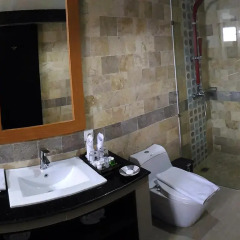 Отель Grand Puri Saron Yogyakarta 3* Номер Делюкс с различными типами кроватей фото 2