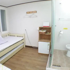 Отель Shinchon Hongdae Guesthouse 2* Стандартный номер с различными типами кроватей фото 11
