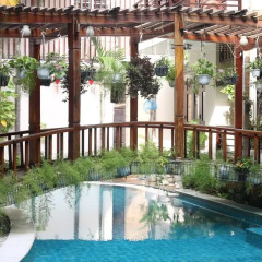 Long Life Riverside Hotel бассейн