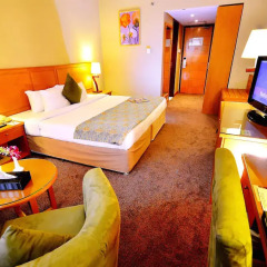 Landmark Summit Hotel 4* Улучшенный номер с различными типами кроватей