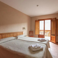 Отель Hostal Les Roquetes Керальбс комната для гостей