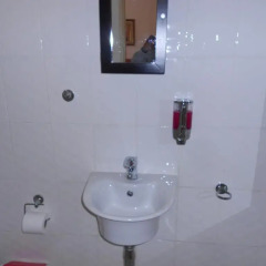 Отель Broadhurst Inn Габороне ванная