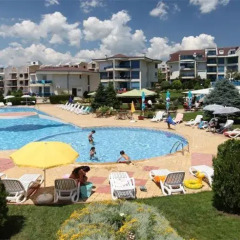 Отель Holiday Apartment in Riviera Complex Болгария, Свети Влас - отзывы, цены и фото номеров - забронировать отель Holiday Apartment in Riviera Complex онлайн бассейн фото 2