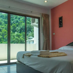 Отель Patong Bay Guesthouse 2* Улучшенный номер с различными типами кроватей фото 11
