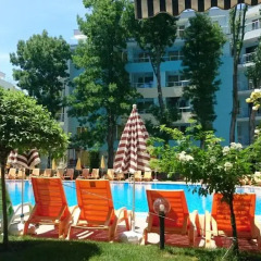 Отель Yassen VIP Apartaments бассейн