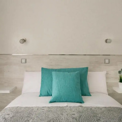 Отель Hostal Met Madrid Стандартный номер с двуспальной кроватью