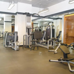 Отель The Ritz Plaza фитнесс-зал