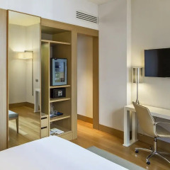 Отель NH Milano Touring 4* Улучшенный номер с различными типами кроватей фото 11