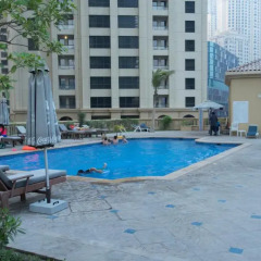 Отель Yanjoon Holiday Homes - JBR Amwaj 4 бассейн