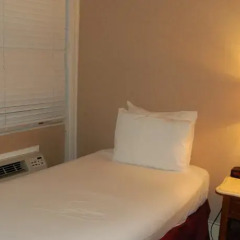 Windsor Inn Hotel сейф в номере
