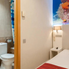 Отель Hostal Boqueria Стандартный номер с различными типами кроватей фото 10
