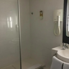 Отель Ibis Genève Centre Gare Швейцария, Женева - 1 отзыв об отеле, цены и фото номеров - забронировать отель Ibis Genève Centre Gare онлайн ванная