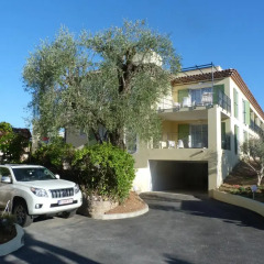 Отель La Bastide de l'Oliveraie парковка