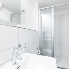 Отель Swiss Star Guesthouse District 4 Швейцария, Цюрих - 2 отзыва об отеле, цены и фото номеров - забронировать отель Swiss Star Guesthouse District 4 онлайн ванная