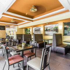 Отель Comfort Inn Downtown Charleston гостиничный бар