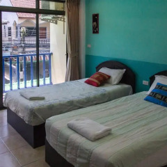 Отель Patong Bay Guesthouse 2* Улучшенный номер с 2 отдельными кроватями фото 7