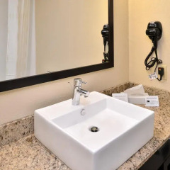 Отель Comfort Suites East 2* Стандартный номер с различными типами кроватей фото 2
