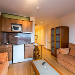 Отель Astuy Apartamentos Арнуэро в номере фото 2