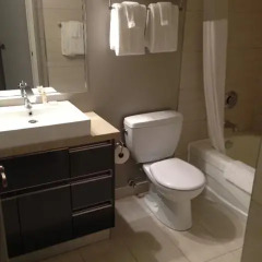 Отель Obasa Suites Saskatoon ванная фото 2