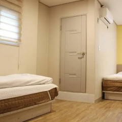 Dongdaemun Hwasin Hostel Стандартный семейный номер с двуспальной кроватью фото 2
