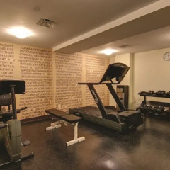 Отель La Quinta Inn & Suites Oshawa фитнесс-зал фото 2