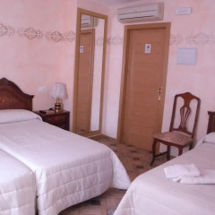Отель Hostal Paquita Испания, Мадрид - отзывы, цены и фото номеров - забронировать отель Hostal Paquita онлайн комната для гостей фото 3