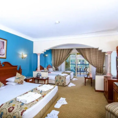 Отель Titanic Palace & Aqua Park Hrg 5* Стандартный семейный номер с различными типами кроватей фото 2