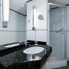 Отель NH Collection Brussels Centre 4* Улучшенный номер с двуспальной кроватью