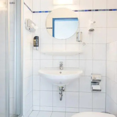 Отель a&o Dresden Hauptbahnhof 2* Стандартный номер с различными типами кроватей фото 10