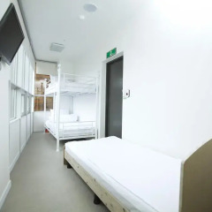 Отель 24 Guesthouse Dongdaemun 2* Стандартный семейный номер с двуспальной кроватью