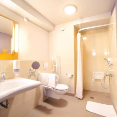 Отель B&B Hotel Wrocław Centrum Польша, Вроцлав - 1 отзыв об отеле, цены и фото номеров - забронировать отель B&B Hotel Wrocław Centrum онлайн ванная