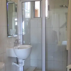 Отель Cheers Guesthouse Улучшенный номер с различными типами кроватей фото 8