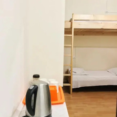 Envoy Hostel Стандартный семейный номер с двуспальной кроватью (общая ванная комната) фото 9
