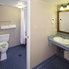 Отель Accent Inns Burnaby Канада, Бурнаби - 1 отзыв об отеле, цены и фото номеров - забронировать отель Accent Inns Burnaby онлайн ванная фото 2