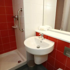 Отель Travelodge Barcelona Poblenou ванная фото 2