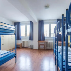 Отель a&o Dresden Hauptbahnhof 2* Кровать в общем номере с двухъярусной кроватью фото 3