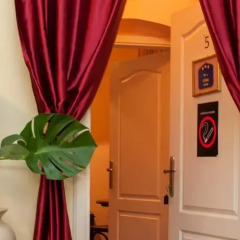 Отель Villa Petra сейф в номере