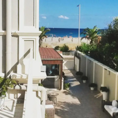 Отель La Villa Del Mare Улучшенный номер с двуспальной кроватью