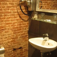 Отель Corner House Нидерланды, Амстердам - отзывы, цены и фото номеров - забронировать отель Corner House онлайн ванная