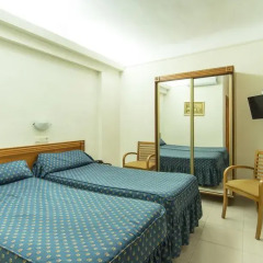 Отель Hostal La Lonja Стандартный номер с различными типами кроватей фото 6
