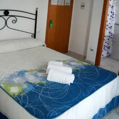 Отель Hostal Los Bateles Испания, Кониль-де-ла-Фронтера - отзывы, цены и фото номеров - забронировать отель Hostal Los Bateles онлайн комната для гостей фото 2